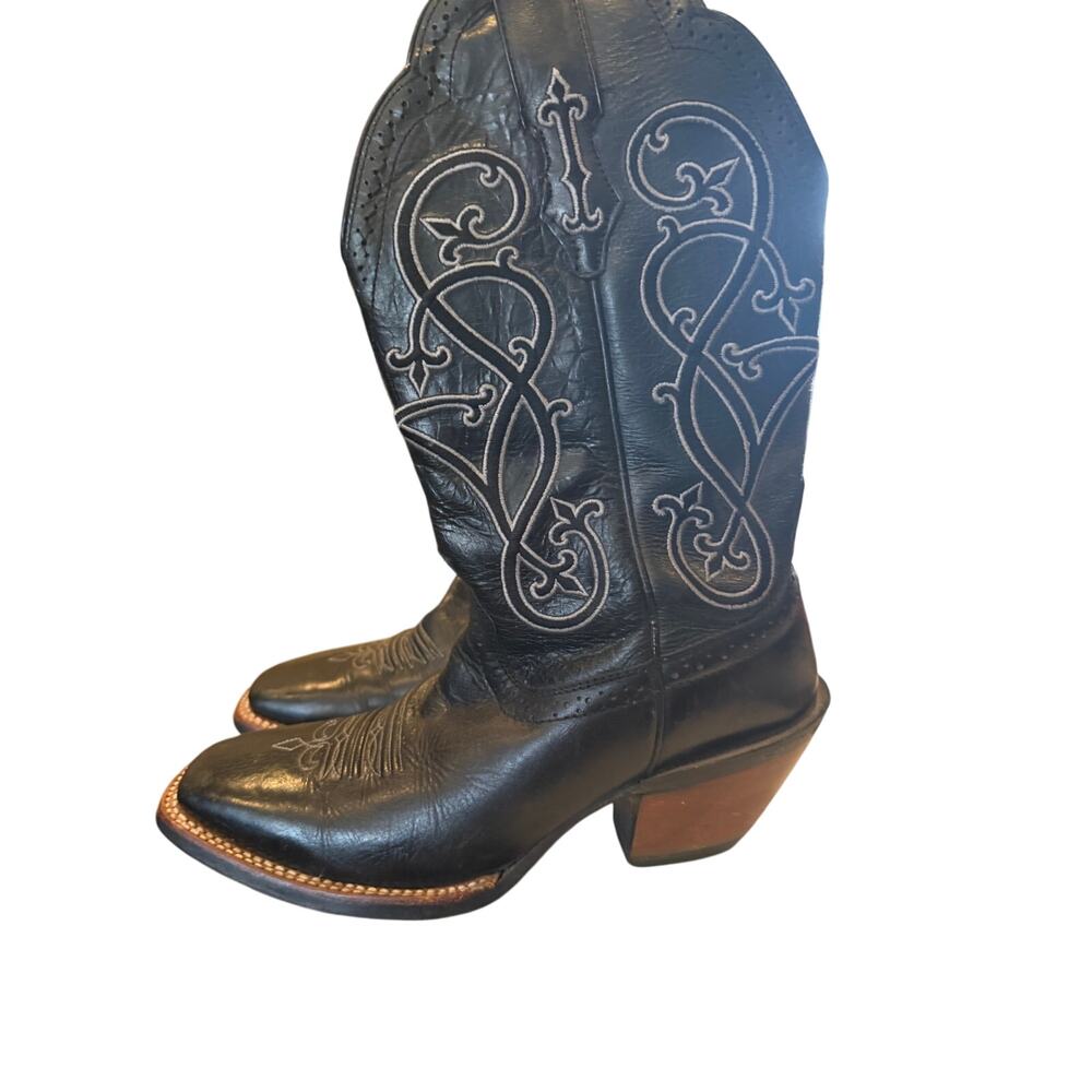 Ariat Heritage S toe cow boy boots in black for women.